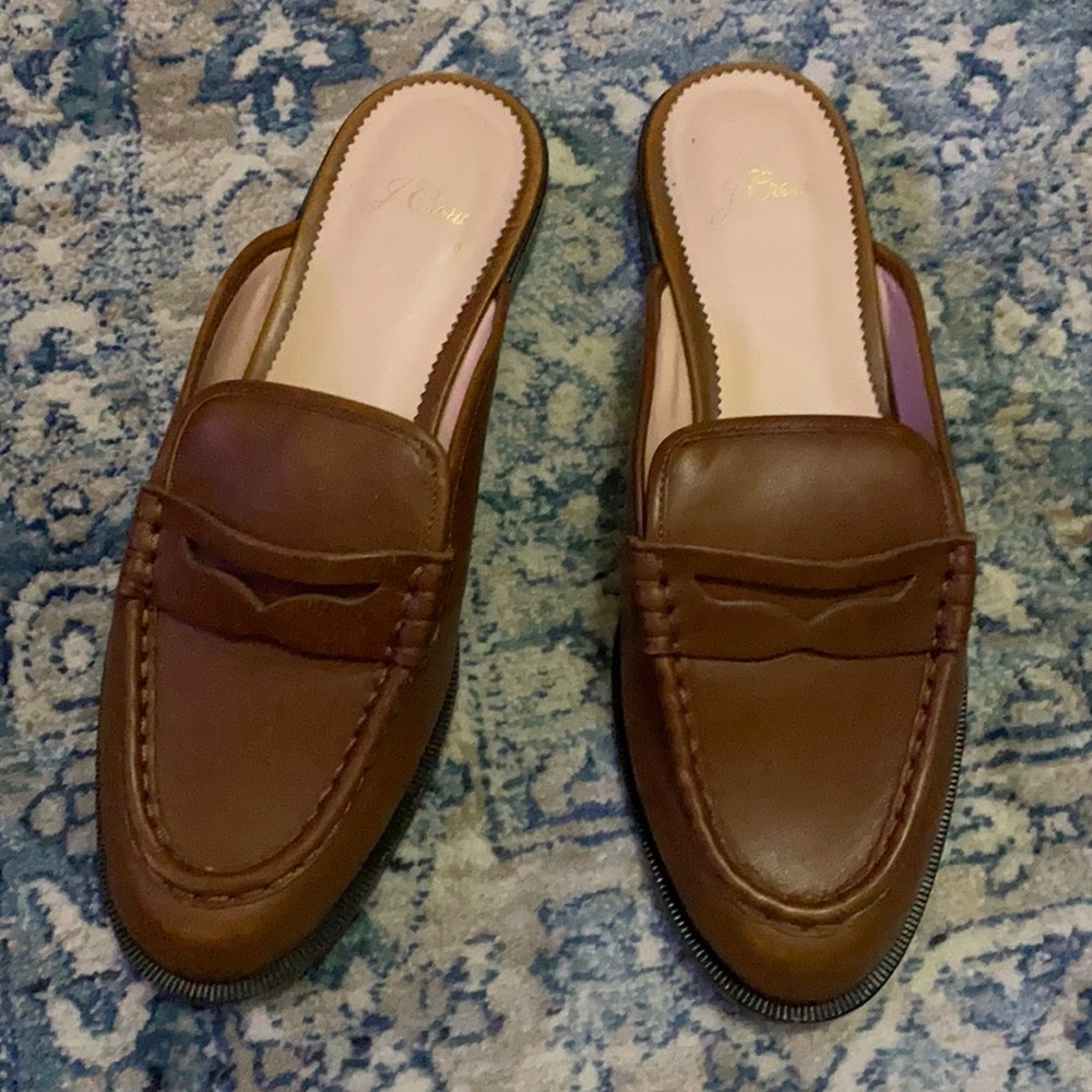 Slightly worn but absolutely stunning brown loafer slides in sz 9. Brown leather